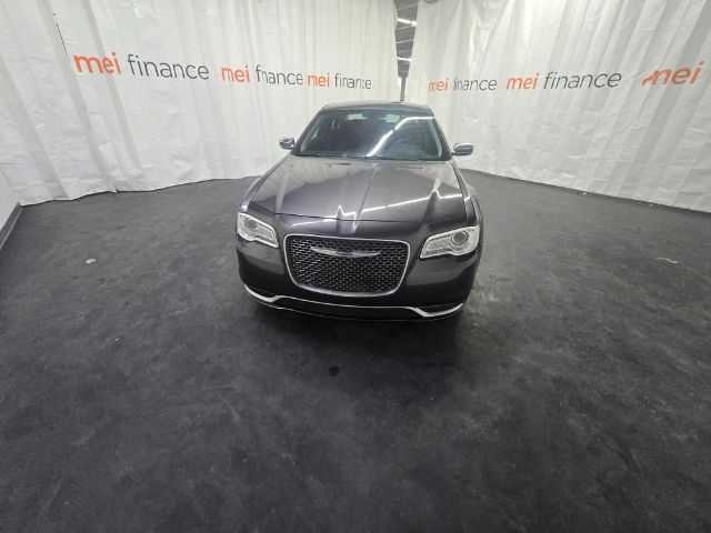 2018 Chrysler 300 Touring's photo